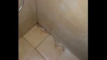 Pija corta eyaculando