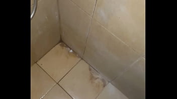 Pija corta eyaculando