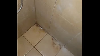 Pija corta eyaculando