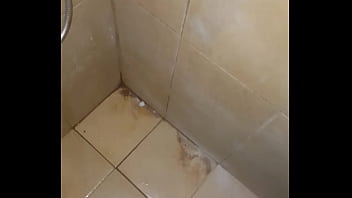 Pija corta eyaculando