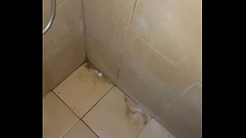 Pija corta eyaculando