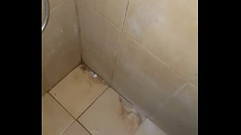 Pija corta eyaculando