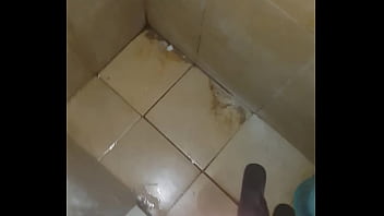 Pija corta eyaculando