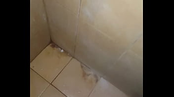 Pija corta eyaculando