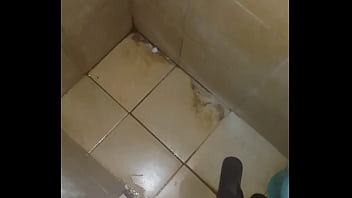 Pija corta eyaculando