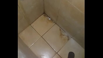 Pija corta eyaculando