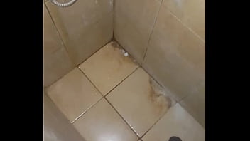 Pija corta eyaculando