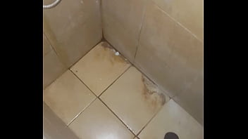 Pija corta eyaculando