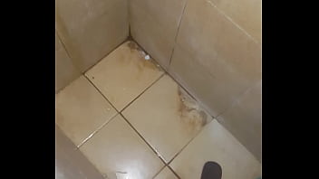 Pija corta eyaculando