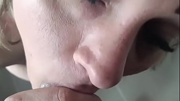 Casting amateur chupando verga por primera vez en cámara