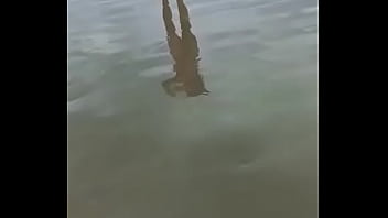 Me exibindo na praia com bikine bem pequeno