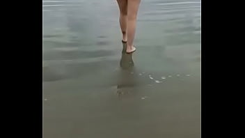 Me exibindo na praia com bikine bem pequeno