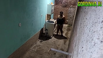 Vizinha safada toma gozada na cara de seu vizinho