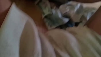 Una deliciosa meada con mi pañal y pantalón puesto y de paso deliciosa pajita y doble orgssmo