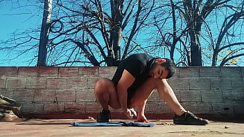 Hombre musculoso outdoor hombre musculoso mansturbation de pene grande hasta acabar