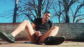 Hombre musculoso outdoor hombre musculoso mansturbation de pene grande hasta acabar