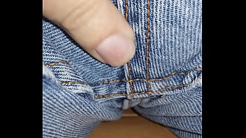 Moglie si accarezza in jeans