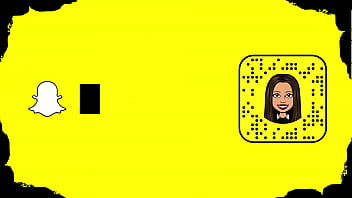 Jeune fille ruby nikara montre son cul