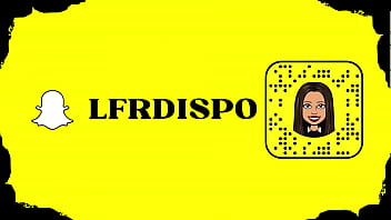 Jeune fille ruby nikara montre son cul