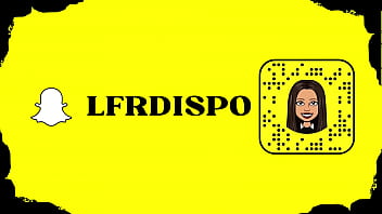 Jeune fille ruby nikara montre son cul