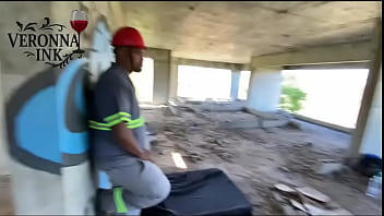 Facesitting com asfixia no the black hunter em pleno trabalho