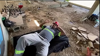 Facesitting com asfixia no the black hunter em pleno trabalho