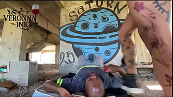 Facesitting com asfixia no the black hunter em pleno trabalho