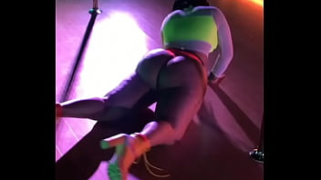 Thick model twerking at wirk