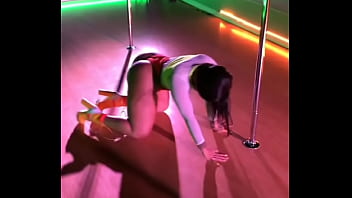 Thick model twerking at wirk