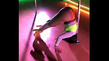 Thick model twerking at wirk