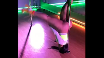 Thick model twerking at wirk