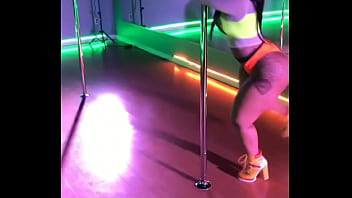 Thick model twerking at wirk