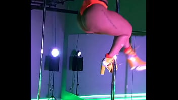 Thick model twerking at wirk