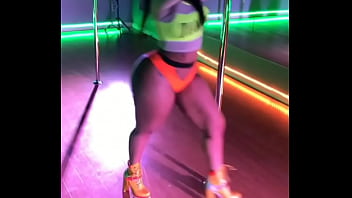 Thick model twerking at wirk