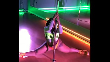 Thick model twerking at wirk