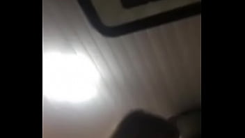 Loira cavala kickando no namorado