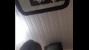 Loira cavala kickando no namorado