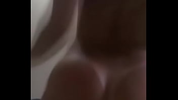 Loira cavala kickando no namorado