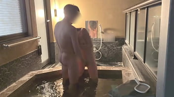 【個人撮影】初温泉旅行夜にお洒落な露天風呂でイチャイチャから濃厚生ハメsex立ちバックで激しく突く amateur hentai