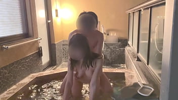 【個人撮影】初温泉旅行夜にお洒落な露天風呂でイチャイチャから濃厚生ハメsex立ちバックで激しく突く amateur hentai