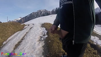 Weißer Schnee Und Weißes Sperma In Den Bergen Mitten Auf Dem Wanderweg Musste Ich Einfach Meinen Schwanz Rausholen Und Bis Zum Abspritzen Wichsen thumbnail
