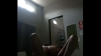 Cabalgando sobre un extensor para pene que me hace venirme demasiado