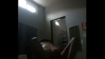 Cabalgando sobre un extensor para pene que me hace venirme demasiado