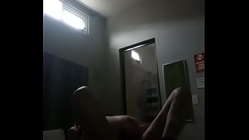 Cabalgando sobre un extensor para pene que me hace venirme demasiado