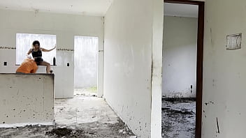 Parei na construção pra fazer xixi quando percebo vejo um cara gostoso dei minha buceta pra ele no pelo