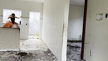 Parei na construção pra fazer xixi quando percebo vejo um cara gostoso dei minha buceta pra ele no pelo