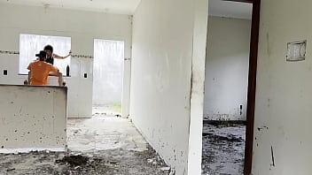 Parei na construção pra fazer xixi quando percebo vejo um cara gostoso dei minha buceta pra ele no pelo Parei na construção pra fazer xixi quando percebo vejo um cara gostoso dei minha buceta pra ele no pelo