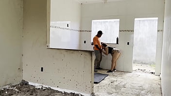 Parei na construção pra fazer xixi quando percebo vejo um cara gostoso dei minha buceta pra ele no pelo