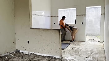 Parei na construção pra fazer xixi quando percebo vejo um cara gostoso dei minha buceta pra ele no pelo