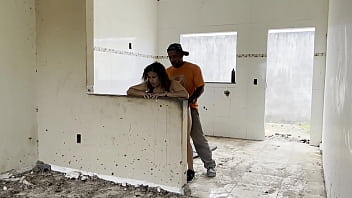 Parei na construção pra fazer xixi quando percebo vejo um cara gostoso dei minha buceta pra ele no pelo